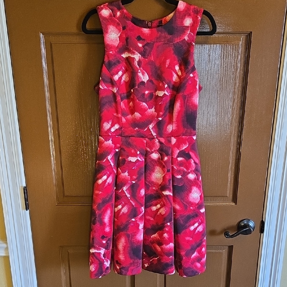 Eva Longoria-Red abstract sleeveless print dress with box pleats Sz M.